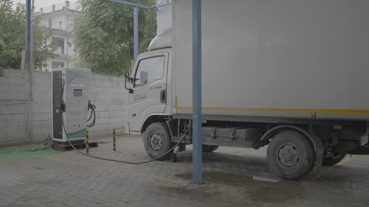 How Fully Renewable EV Charging Infrastructure Can Address India’s Climate Challenges